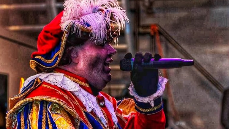 Een optreden van Zwarte Piet Mauricio bij de Sinterklaasoptocht van Heusden Drunen en Vlijmen